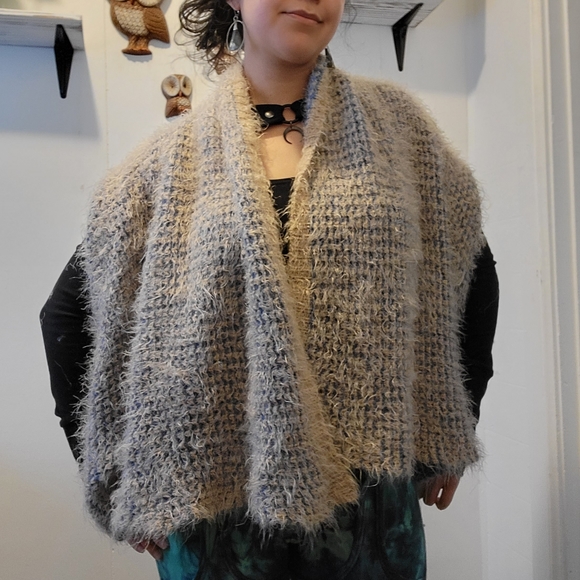 Simply Noelle. Fuzzy Shawl - Picture 1 of 4